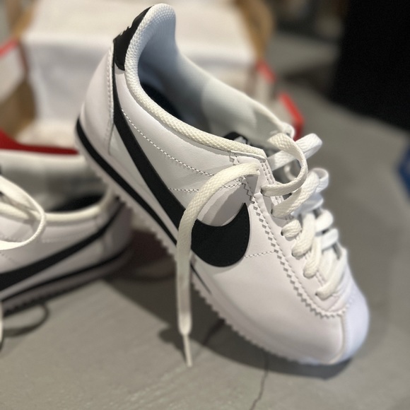 Women’s Nike Classic Cortez Leather Shoe
Size 6.5 Brand New - Picture 1 of 6